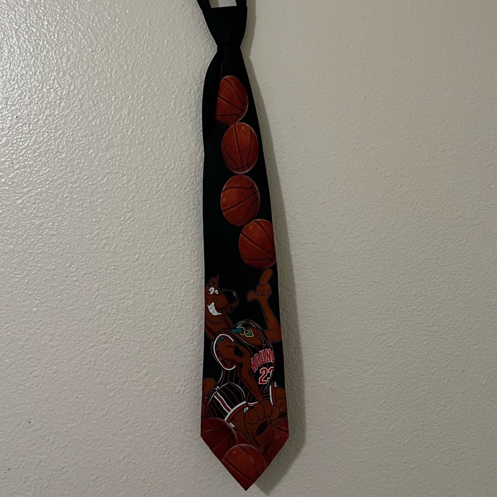 Vintage 2001 Scooby-Doo Basketball Novelty Tie 100% Silk 58”L x 3.75”W